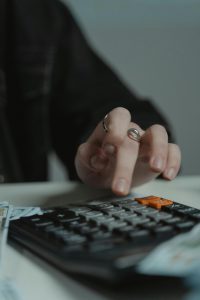 員工績效考核與薪酬管理方案的協(xié)同策略：實現(xiàn)企業(yè)與員工利益最大化